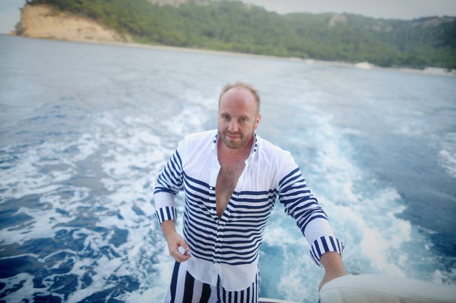 Inilah sosok pria di balik pemotretan bugil di Dubai yang jadi viral. Pria tersebut bernama Vitaliy Grechin yang disebut sebagai seorang playboy. Foto: dok. Facebook/Vitaliy Grechin