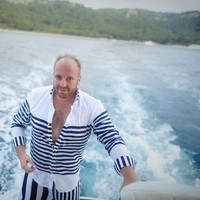 Inilah sosok pria di balik pemotretan bugil di Dubai yang jadi viral. Pria tersebut bernama Vitaliy Grechin yang disebut sebagai seorang playboy. Foto: dok. Facebook/Vitaliy Grechin