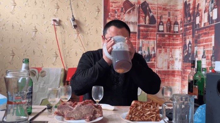 Waduh! Di China Ada Tren Baru Mukbang Minum Miras yang Berbahaya