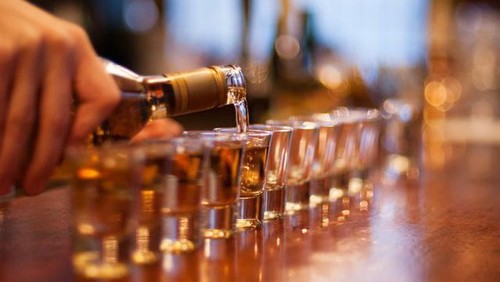 Waduh! Di China Ada Tren Baru Mukbang Minum Miras yang Berbahaya