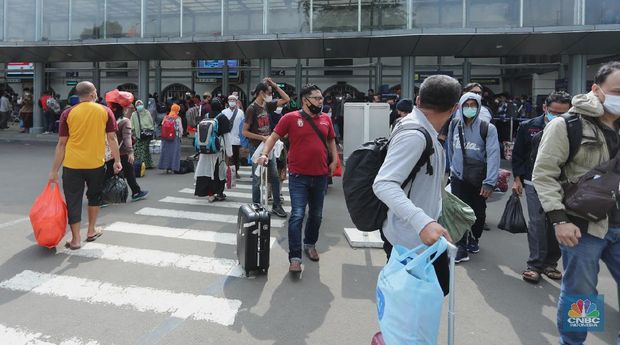Petugas mengecek tiket keberangkatan penumpang di Stasiun Senen, Jakarta, (9/4/2021). Ditjen Perkeretaapian Kementerian Perhubungan (Kemenhub) telah melarang perjalanan kereta api (KA) antar kota dan KA perkotaan selama periode mudik Lebaran 2021. Ini menyusul menindaklanjuti larangan mudik Lebaran 2021 oleh pemerintah mulai 6 hingga 17 Mei 2021. Maryati 39th pulang lebih awal ke Magelang sebelum larangan mudik.   (CNBC Indonesia/ Tri Susilo)