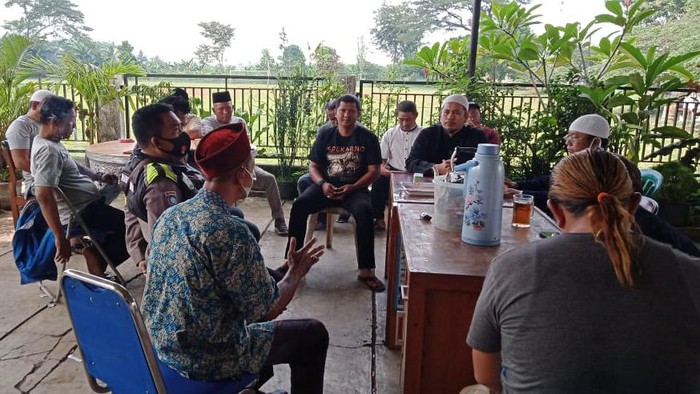 Warga mendatangi rumah Winardi, pria yang mengaku Imam Mahdi di Depok. Foto dkirim Kapolsek Sawangan AKP Rio Tobing