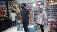 Hadir dalam acar tersebut Puteri Indonesia Pariwisata 2020/Miss Supranational Indonesia 2020 Jihane Almira Chedid yang ikut menjajal berbelanja di Ximivogue Summarecon Mall Serpong. Foto: dok. Ximivogue