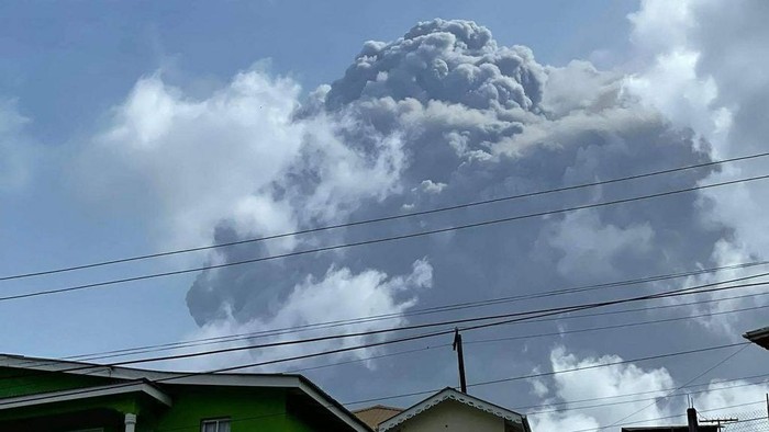 This April 9, 2021, image courtesy Zen Punnett shows the eruption of La Soufriere Volcano from Rillan Hill in Saint Vincent. - La Soufriere erupted Friday for the first time in 40 years on the Caribbean island of Saint Vincent, prompting thousands of people to evacuate, seismologists said. The blast from the volcano, sent plumes of ash 20,000 feet (6,000 meters) into the air, the local emergency management agency said. The eruption was confirmed by the UWI center. (Photo by ZEN PUNNETT / Zen Punnett / AFP)