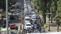 Terpantau laju kendaraan terhambat ketika memasuki sentra oleh-oleh, sehingga kendaraan dari arah Suci, tampak mengular di mulut Fly Over Pasupati. Titik kepadatan kedua juga terlihat di Jalan Sukajadi menuju Setiabudi-Lembang.