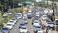 Selain ruas-ruas jalan utama ujar Asep, kepadatan lalu lintas juga terpantau di sekitar Jalan Otto Iskandar Dinata tepatnya di Pasar Baru dan juga pusat perbelanjaan lainnya. Untuk membereskan arus yang tersendat, salah satu upaya yang dilakukan Dishub Bandung adalah dengan menertibkan parkir liar.