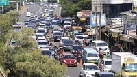 Pantauan detikcom, titik kepadatan lalu lintas terlihat di pintu masuk Kota Bandung yakni Jalan dr Djundjunan hingga Pasteur. Kepadatan terlihat baik dari arah Jakarta maupun dari Bandung menuju Gerbang Tol Pasteur.