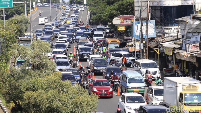 Bandung Dipadati Kendaraan Jelang Ramadhan Arus lalu lintas di sejumlah ruas jalan di Kota Bandung mengalami kepadatan pada akhir pekan ini, Sabtu (10/4/2021).