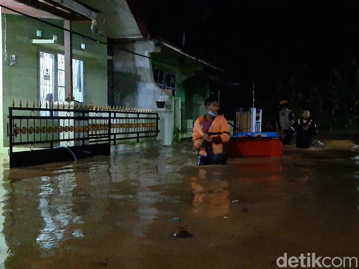 Banjir di kompleks perumahan Purwokerto, Banyumas, Sabtu (10/4/2021).