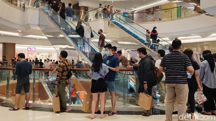 Berburu Diskon di Pusat Perbelanjaan Jelang Ramadhan Suasana pusat perbelanjaan di Jakarta cukup ramai. Hal tersebut disebabkan oleh banyaknya diskon jelang bulan Ramadhan.
