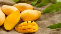 Mangga dan nanas adalah jenis buah tropis yang sebaiknya tak disimpan di kulkas. Buah ini benci suhu dingin, kecuali kamu mau menyimpan buah yang sudah dipotong. Cukup masukkan ke wadah kedap udara dan simpan di freezer.