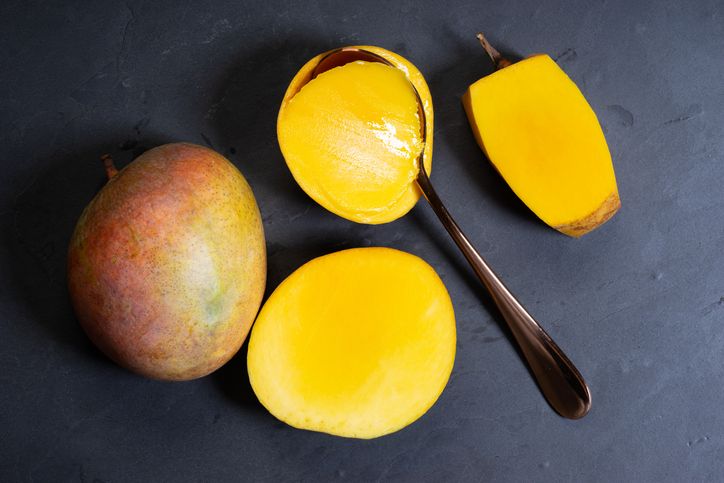 Pangeran Philip Bagikan Cara Terbaik Kupas Mangga, Contek Yuk!