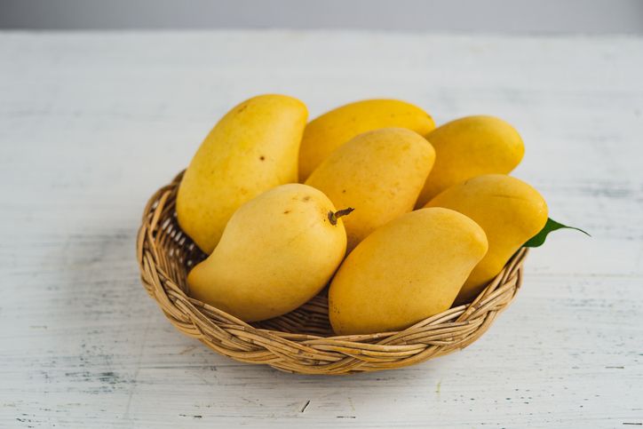 Pangeran Philip Bagikan Cara Terbaik Kupas Mangga, Contek Yuk!