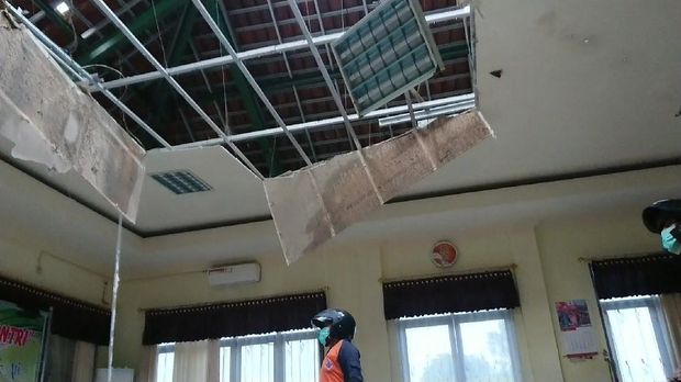 Dampak Gempa Malang, Sekolah hingga Kantor Kecamatan Rusak Parah