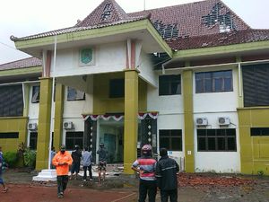 Kantor Kecamatan hingga Sekolah di Trenggalek Rusak