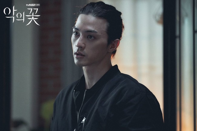 Villain satu ini bikin penonton bergidik dan oleng secara bersamaan. Rambut gondrong Kim Ji Hoon pun menambah aura misterius saat memerankan Baek Hee Sung, psikopat dalam drama Korea Flower of Evil. Foto: dok. tvN