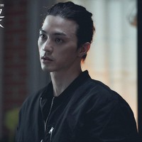 Villain satu ini bikin penonton bergidik dan oleng secara bersamaan. Rambut gondrong Kim Ji Hoon pun menambah aura misterius saat memerankan Baek Hee Sung, psikopat dalam drama Korea Flower of Evil. Foto: dok. tvN