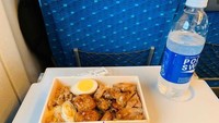 Para member WayV seringkali berbagi momen-momen ketika mereka sedang makan atau sekadar foto makanan yang mereka nikmati. Salah satunya yang dilakukan oleh WinWin saat menyantap hidangan yang disajikan maskapai penerbangan. Foto: Instagram@wayvofficial