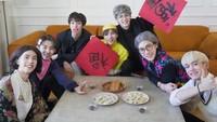 Pada saat perayaan Imlek atau Tahun Baru China pada (12/2) lalu, member WayV juga menggunakan kostum berkonsep keluarga yang lengkap dengan seorang ibu, ayah, nenek, kakek dan 3 anak. Foto: Instagram@wayvofficial