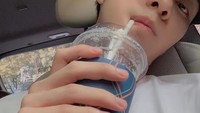 Tetapi Hendery tak mau ketinggalan. Melalui akun Weibo yang diunggah kembali di Instagram resmi @wayvofficial, Hendery terlihat begitu keren dengan segelas minuman yang begitu segar di tangannya. Foto: Instagram@wayvofficial