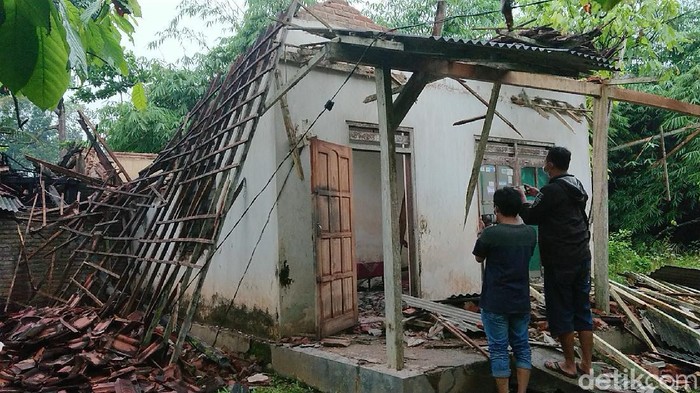 Rumah seorang wanita sebatang kara di Trenggalek roboh akibat gempa yang terjadi pukul 14.00 WIB. Beruntung penghuninya bisa menyelamatkan diri.