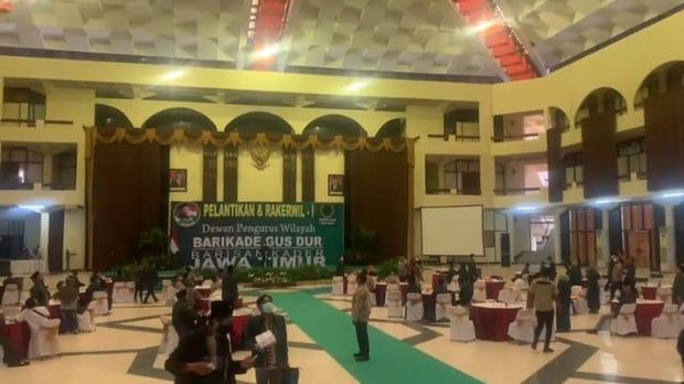 gempa malang pengunjung mal dan pertemuan di gedung semburat keluar