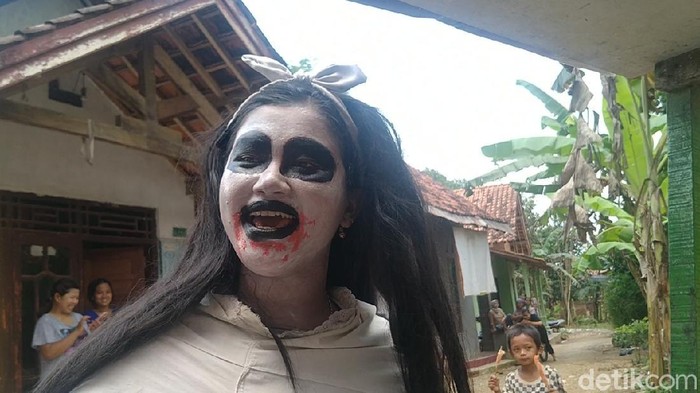 Sosok berpenampilan kuntilanak dan cekikikan keliling kampung di Kabupaten Pekalongan, Jawa Tengah. Ternyata sosok kuntilanak itu penjual jajan papeda keliling.