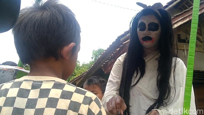 Hii! Ada Kuntilanak Keliling Kampung di Pekalongan Sosok berpenampilan kuntilanak dan cekikikan keliling kampung di Kabupaten Pekalongan, Jawa Tengah. Ternyata sosok kuntilanak itu penjual jajan papeda keliling.