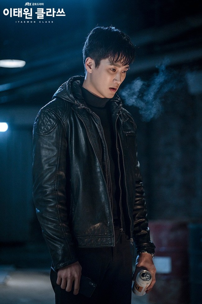 Pewaris Jangga Group ini telah membuat hidup Park Seo Joon kacau dalam drakor Itaewon Class. Aktor Ahn Bo Hyun memerankan karakter Jang Geun Won, pelaku bully di sekolah yang mencuri perhatian karena visualnya. Foto: dok. JTBC