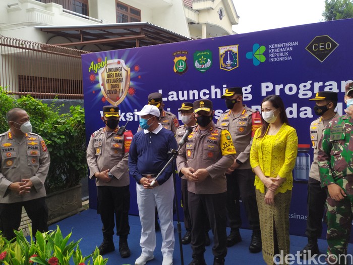 Kapolda Metro Jaya di program vaksinasi massal di Kampung Tangguh, Cideng, Jakarta Pusat, 10 April 2021. (Luqman N Arun/detikcom)