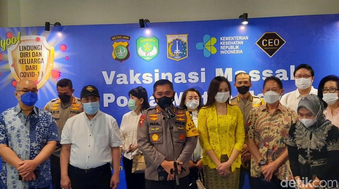 Kapolda Metro Jaya, Irjen Fadil Imran meninjau vaksinasi di Mal Kokas (Yogi/detikcom)