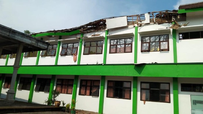 KEPANIKAN AKIBAT GEMPA DI MALANG Sejumlah karyawan dan tamu hotel The Balava keluar untuk menyelamatkan diri saat terjadi gempa bumi di Malang, Jawa Timur, Sabtu (10/4/2021). Badan Meteorologi Klimatologi dan Geofisika (BMKG) mencatat titik pusat gempa terjadi di 82 km sebelah barat Kabupaten Malang dengan kekuatan 6.7 SR serta berlangsung selama 30 detik. ANTARA FOTO/Ari Bowo Sucipto/aww.