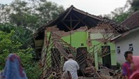Warga menyaksikan rumah yang rusak akibat gempa di Kecamatan Turen, Kabupaten Malang, Jawa Timur. ANTARA FOTO/STR