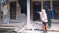 Gempa berkekuatan kurang lebih magnitudo (m) 6,1 yang terjadi di wilayah Kabupaten Malang tersebut menyebabkan sejumlah rumah warga rusak dan goncangan di sejumlah wilayah di Jawa Timur. ANTARA FOTO/STR