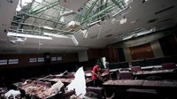 Petugas membersihkan puing-puing yang runtuh di Ruang Sidang Paripurna DPRD Kabupaten Blitar akibat gempa bumi di Blitar, Jawa Timur, Sabtu (10/4/2021).