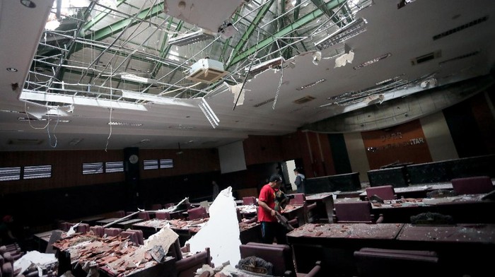 KERUSAKAN AKIBAT GEMPA DI BLITAR Kapolres Blitar Kota AKBP Yudhi Hery Setiawan meninjau ruang rawat inap di Paviliun Cempaka RSUD Mardi Waluyo yang rusak parah akibat gempa bumi di Blitar, Jawa Timur, Sabtu (10/4/2021). Akibat gempa tersebut, sejumlah rumah, gedung fasilitas umum, dan tempat ibadah di sekitar delapan kecamatan di wilayah Kota dan Kabupaten Blitar dilaporkan rusak. ANTARA FOTO/Irfan Anshori/aww.