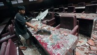 Kerusakan terjadi karena ambrolnya galvalum sehingga genteng-gentengnya melorot dan ada yang jatuh menimpa plafon.