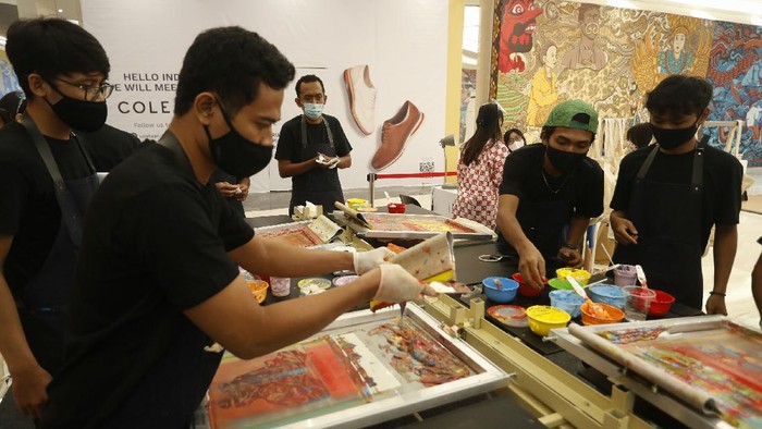 Kolaborasi 3 Seniman Lokal soal Jakarta di Masa Depan Tiga seniman visual Muchlis Fachri (Muklay), A.A.G Airlangga (Tutu), dan Diela Maharanie, berkolaborasi dalam A heART for Jakarta.