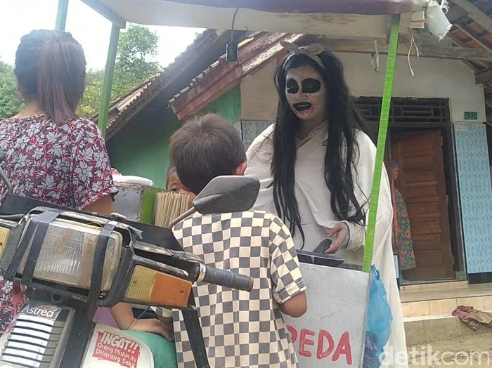 Lia Afidah, penjual jajanan papeda keliling berdandan kuntilanak, Kabupaten Pekalongan, Sabtu (10/4/2021).