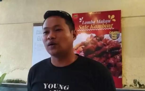 Kalau Bisa Makan Sate Kambing Terbanyak dalam 15 Detik, Makan di Sini Gratis!
