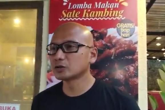 Kalau Bisa Makan Sate Kambing Terbanyak dalam 15 Detik, Makan di Sini Gratis!