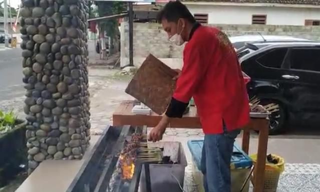 Kalau Bisa Makan Sate Kambing Terbanyak dalam 15 Detik, Makan di Sini Gratis!