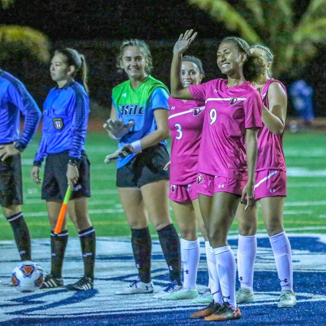 Lucy Maino yang berusia 25 tahun ini dikenal sebagai co-captain dari tim bola Papua Nugini. Ia pernah mewakili tim nasional di 2019 dan membawa pulang dua medali emas di Pacific Games di Samoa. Maino pun menerima beasiswa dari olahraga tersebut untuk kuliah administrasi bisnis di Universitas Hawaii. Foto: Instagram @lucymaino_misspng19