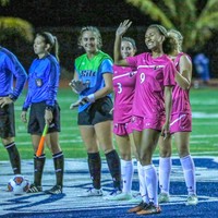 Lucy Maino yang berusia 25 tahun ini dikenal sebagai co-captain dari tim bola Papua Nugini. Ia pernah mewakili tim nasional di 2019 dan membawa pulang dua medali emas di Pacific Games di Samoa. Maino pun menerima beasiswa dari olahraga tersebut untuk kuliah administrasi bisnis di Universitas Hawaii. Foto: Instagram @lucymaino_misspng19