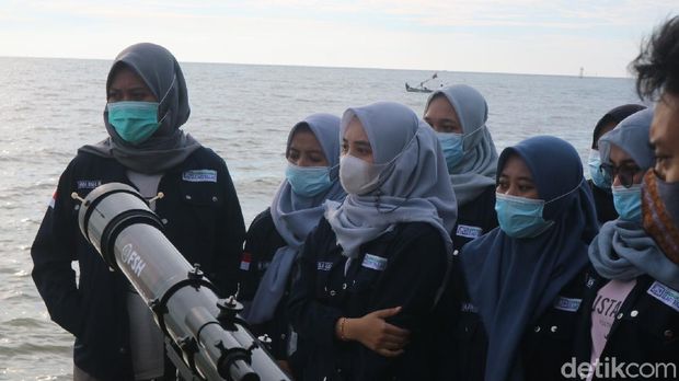 Mahasiswa Unisnu Jepara melakukan pengamatan langsung di Pantai Semat turut Desa Semat Kecamatan Tahunan, Sabtu (10/4/2021). (Foto : Dian Utoro Aji/detikcom).