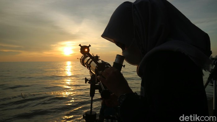Mahasiswa Unisnu Jepara melakukan pengamatan langsung di Pantai Semat turut Desa Semat Kecamatan Tahunan, Sabtu (10/4/2021). (Foto : Dian Utoro Aji/detikcom).