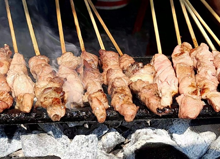 Mantul! Kikil Kepala Kambing Bakar Lombok Ijo yang Nikmat dari Tegal