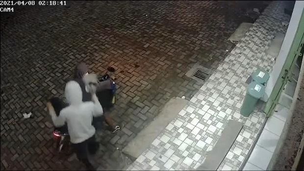 Maling Terekam CCTV di Cianjur