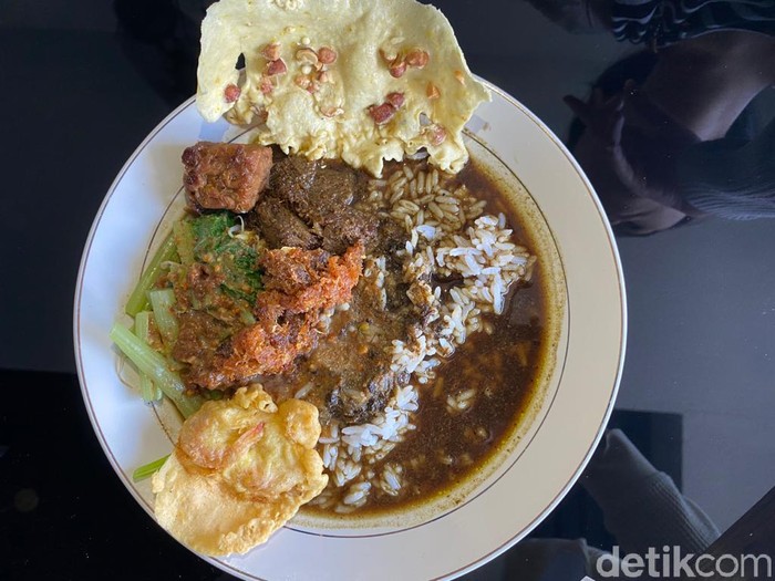 Mantap! Sarapan Pecel Rawon Khas Banyuwangi Berlauk Lengkap