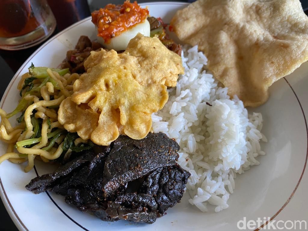 Mantap! Sarapan Pecel Rawon Khas Banyuwangi Berlauk Lengkap